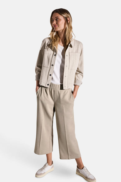 Beige broek van STREET ONE, wijde pasvorm, gedragen met een wit T-shirt en witte sneakers.