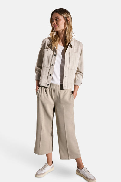 Beige broek van STREET ONE, wijde pasvorm, gedragen met een wit T-shirt en witte sneakers.