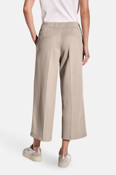 Beige broek van Street One, wijde pasvorm, 7/8 lengte, gedragen met een wit T-shirt en sneakers.