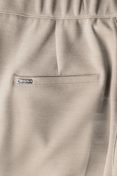 Pantalon décontracté beige de Street One, avec une poche arrière passepoilée et une texture piquée visible.
