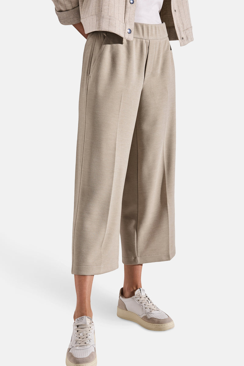 Beige broek van STREET ONE, losse pasvorm en wijde pijpen, gedragen met een gestreept jasje en witte sneakers.