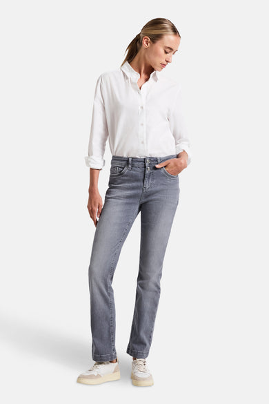 Bootcut jeans in grijs denim van STREET ONE, gedragen met een casual wit overhemd en witte sneakers.
