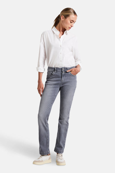 Bootcut jeans in grijs denim van STREET ONE, gedragen met een casual wit overhemd en witte sneakers.