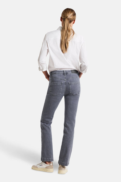Street One grijze bootcut jeans van denim, gedragen met een wit overhemd en beige sneakers, van achteren gezien.
