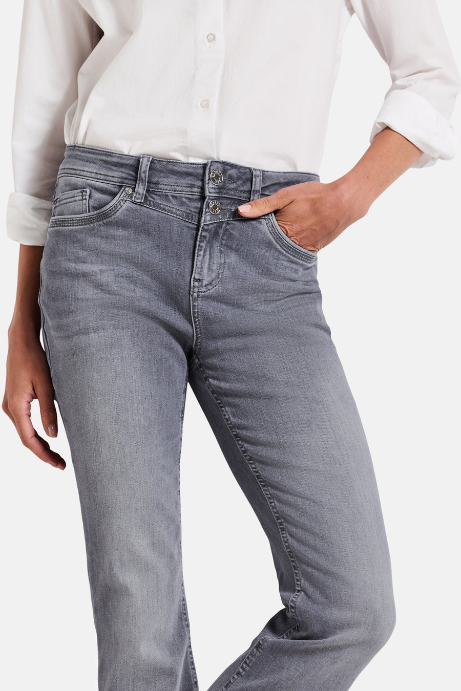 Jean bootcut en denim gris de Street One, porté avec une chemise blanche boutonnée.