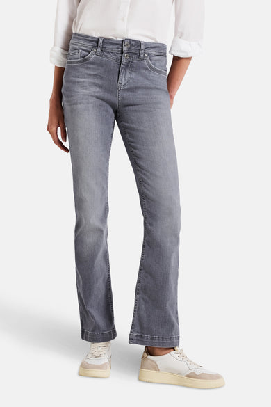 Bootcut jeans in grijs denim van STREET ONE, gedragen met een wit overhemd en crèmekleurige sneakers.