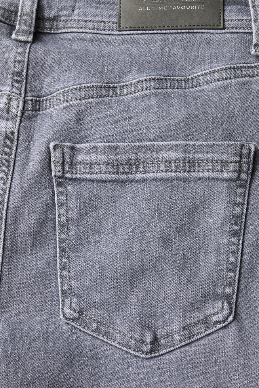 Jean bootcut en denim gris de Street One, avec poche arrière carrée et coutures apparentes.