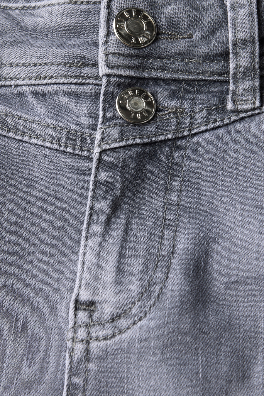 Jean bootcut en denim gris de STREET ONE avec deux boutons argentés et coutures apparentes.
