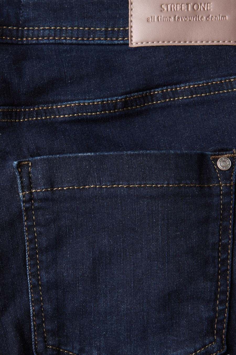 Jean slim en denim bleu moyen de Street One avec poche arrière surpiquée et patch logo.
