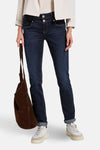 Jean slim en denim bleu moyen de STREET ONE, porté avec un sac marron et des baskets blanches.