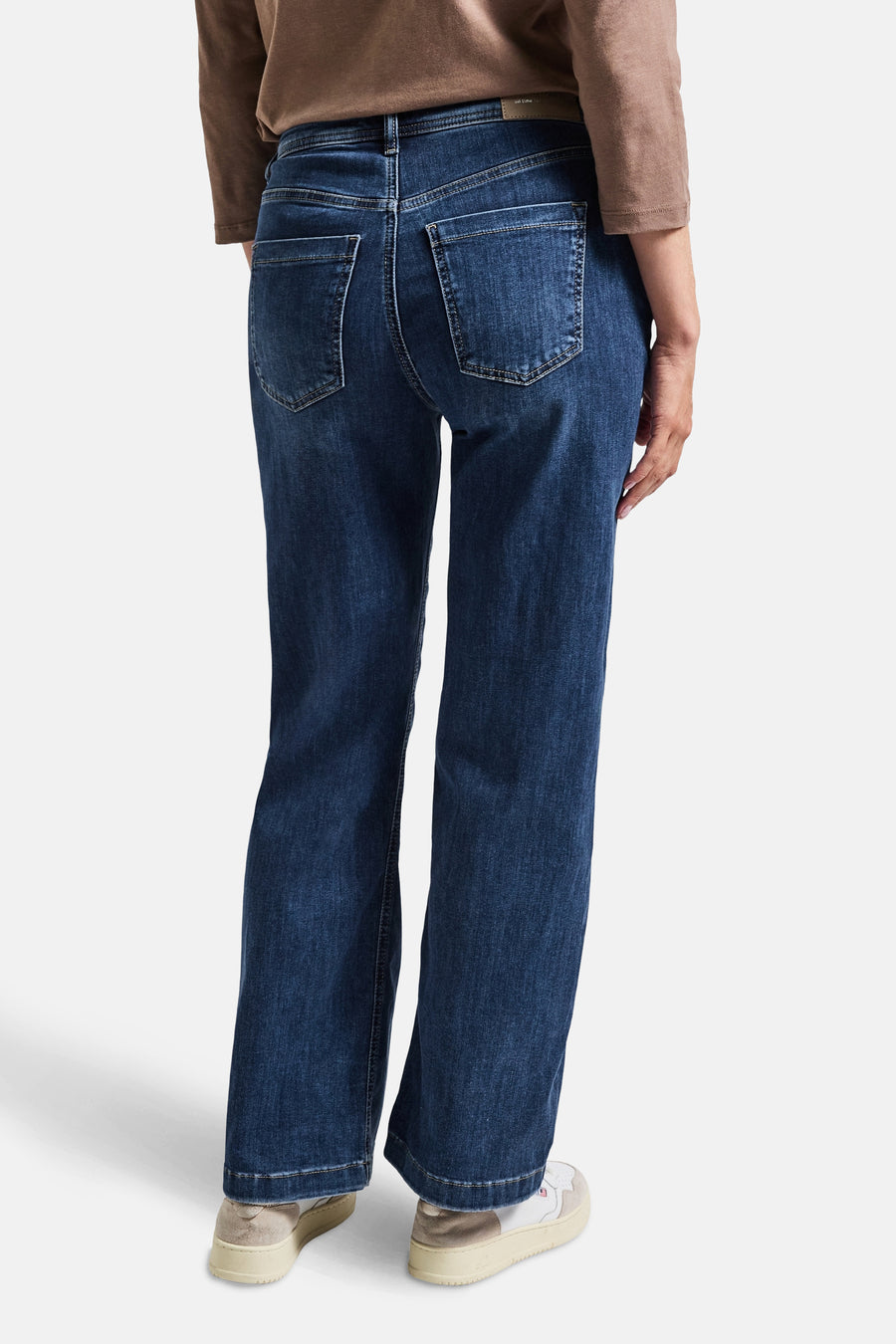 Jean large en denim bleu moyen de STREET ONE, avec poches arrière et ourlets bruts.
