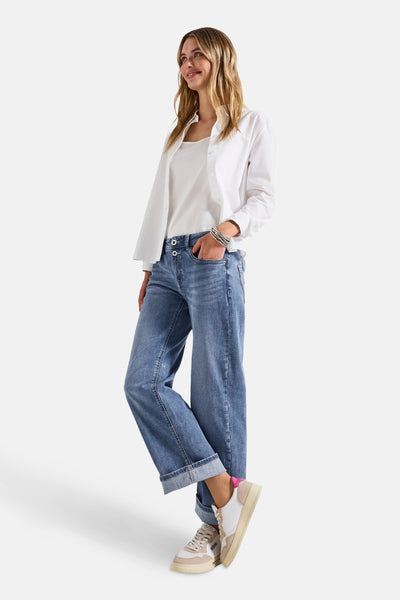 Rechte spijkerbroek in middinblauw denim van STREET ONE, gedragen met een wit overhemd en sneakers.