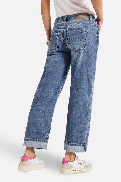 Rechte spijkerbroek in middinblauw denim van Street One, met omgeslagen zomen en achterzakken, gedragen met een wit T-shirt en sneakers.