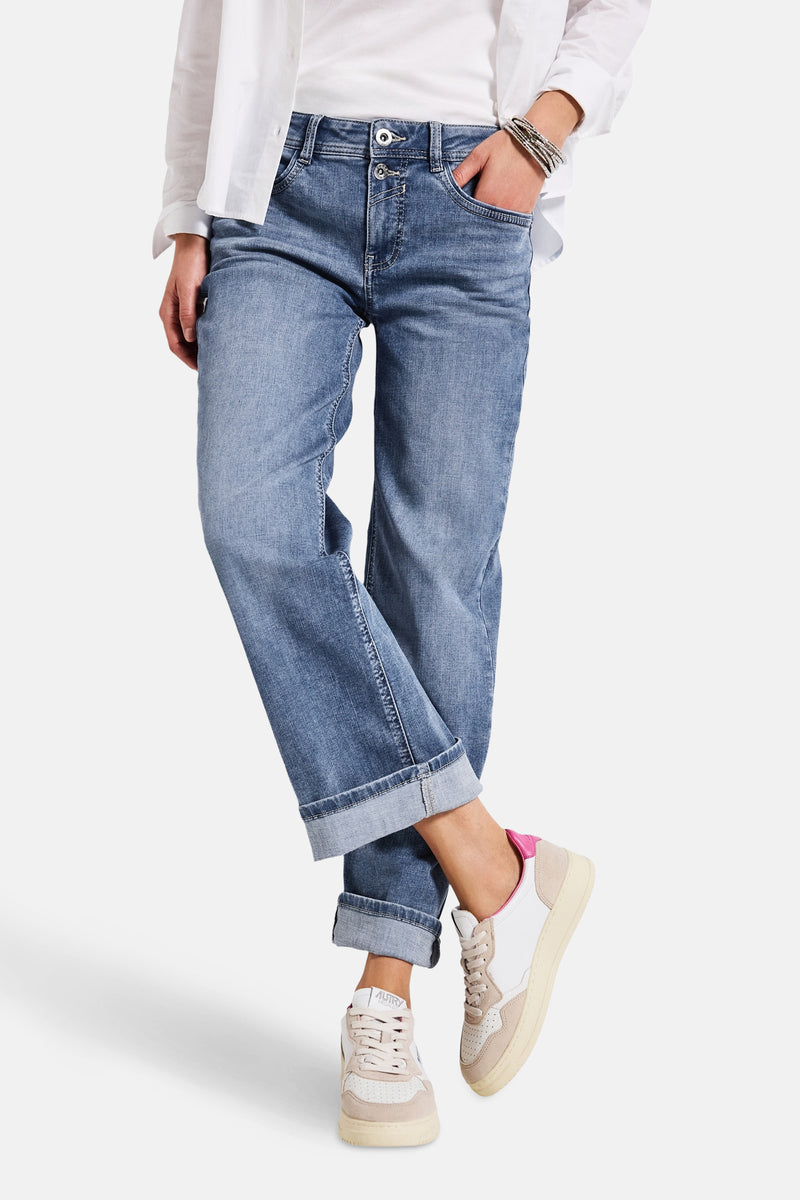 Rechte spijkerbroek in middinblauw denim van Street One, gedragen met een wit overhemd en sneakers.