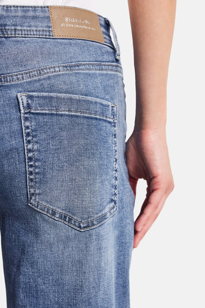 Jean droit en denim bleu moyen de Street One, montrant une poche arrière et une étiquette de la marque.