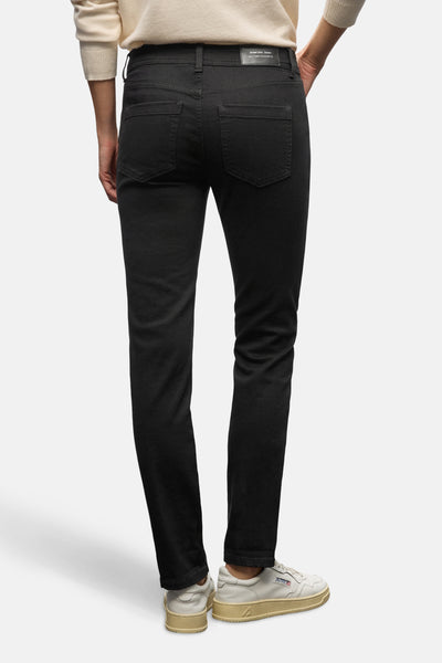 Zwarte slim fit jeans van Street One, met achterzakken en witte schoenen.