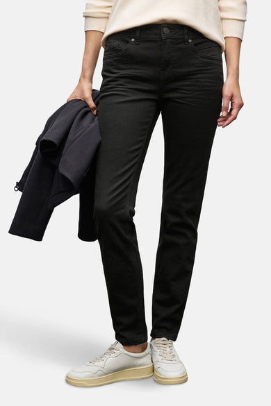 Zwarte denim slim fit jeans van STREET ONE, gedragen met een beige trui en witte sneakers.