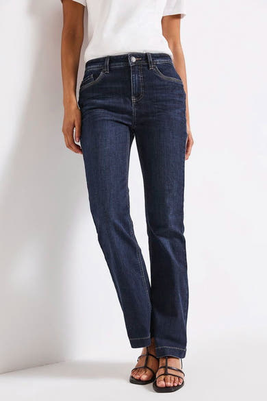 Jean bootcut en denim bleu foncé de Street One, porté avec un t-shirt blanc uni et des sandales noires.