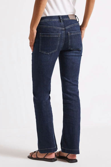 Jean bootcut en denim bleu foncé de Street One, avec poches arrière rectangulaires.