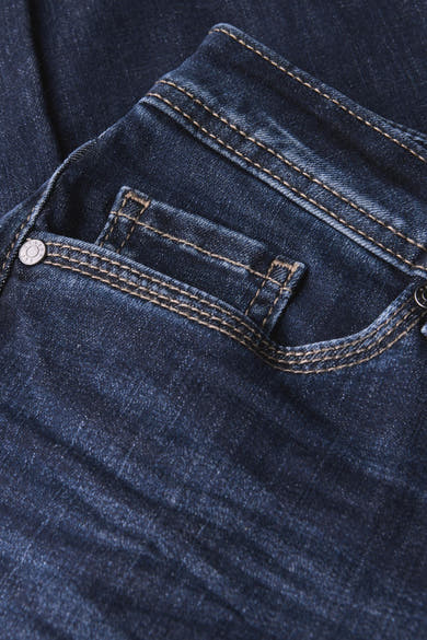 Jean bootcut bleu foncé en denim de STREET ONE, gros plan de la poche avant avec des surpiqûres beiges et un bouton métallique.