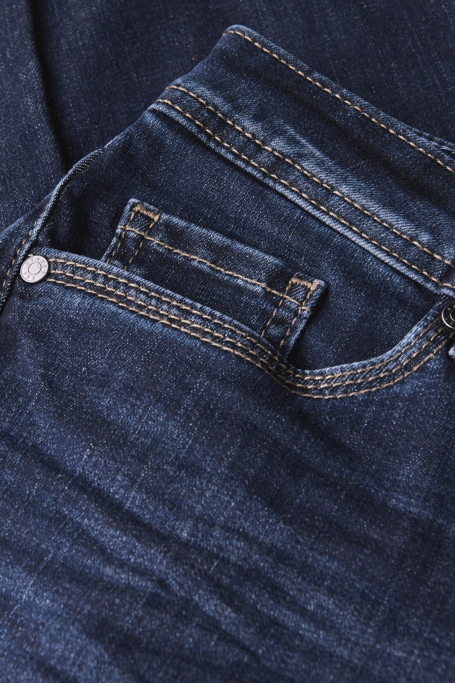 Jean bootcut bleu foncé en denim de STREET ONE, gros plan de la poche avant avec des surpiqûres beiges et un bouton métallique.