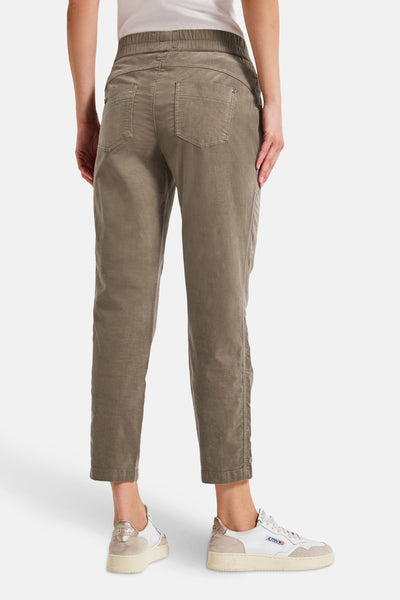 Pantalon coloré brun de Street One, avec taille élastique et poches arrière plaquées.