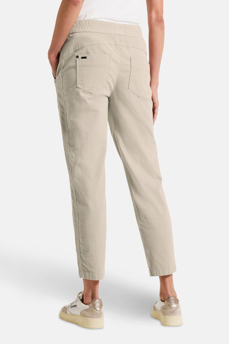 Pantalon coloré écru de STREET ONE, avec poches arrière et chaussures de sport crème.