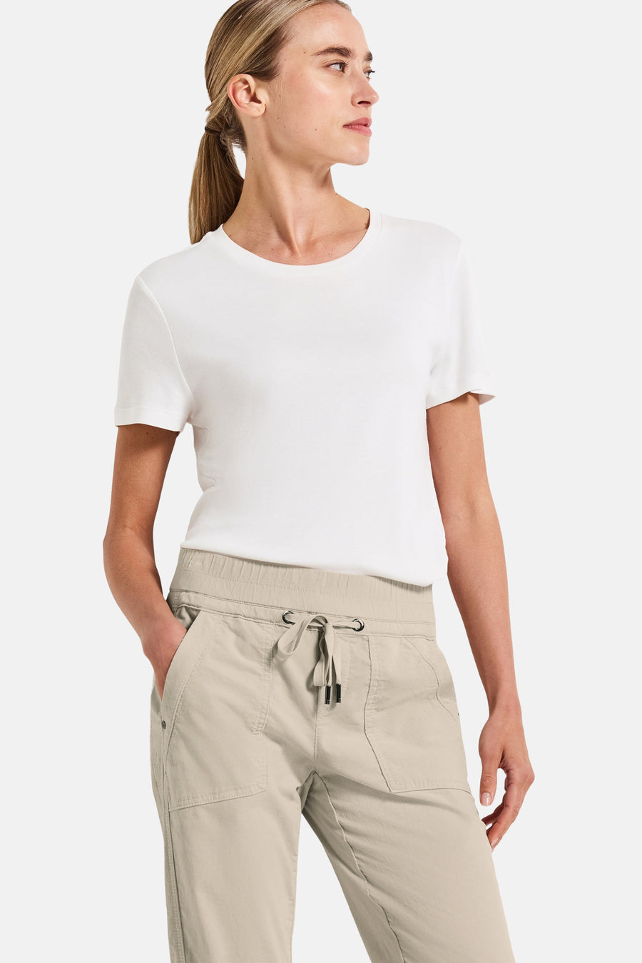 Pantalon coloré écru de STREET ONE, avec cordon de serrage à la taille et poches cargo.
