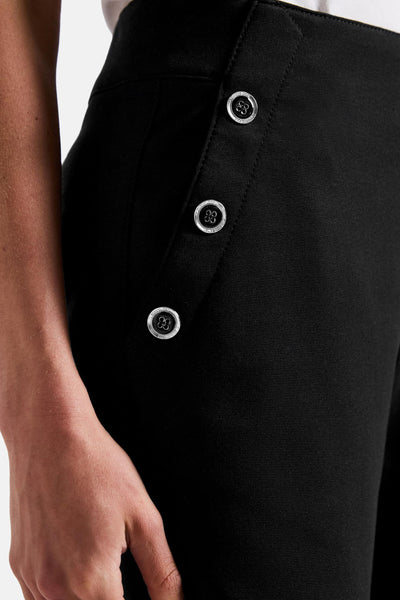 Korte zwarte rok van STREET ONE met decoratieve zilveren knopen.