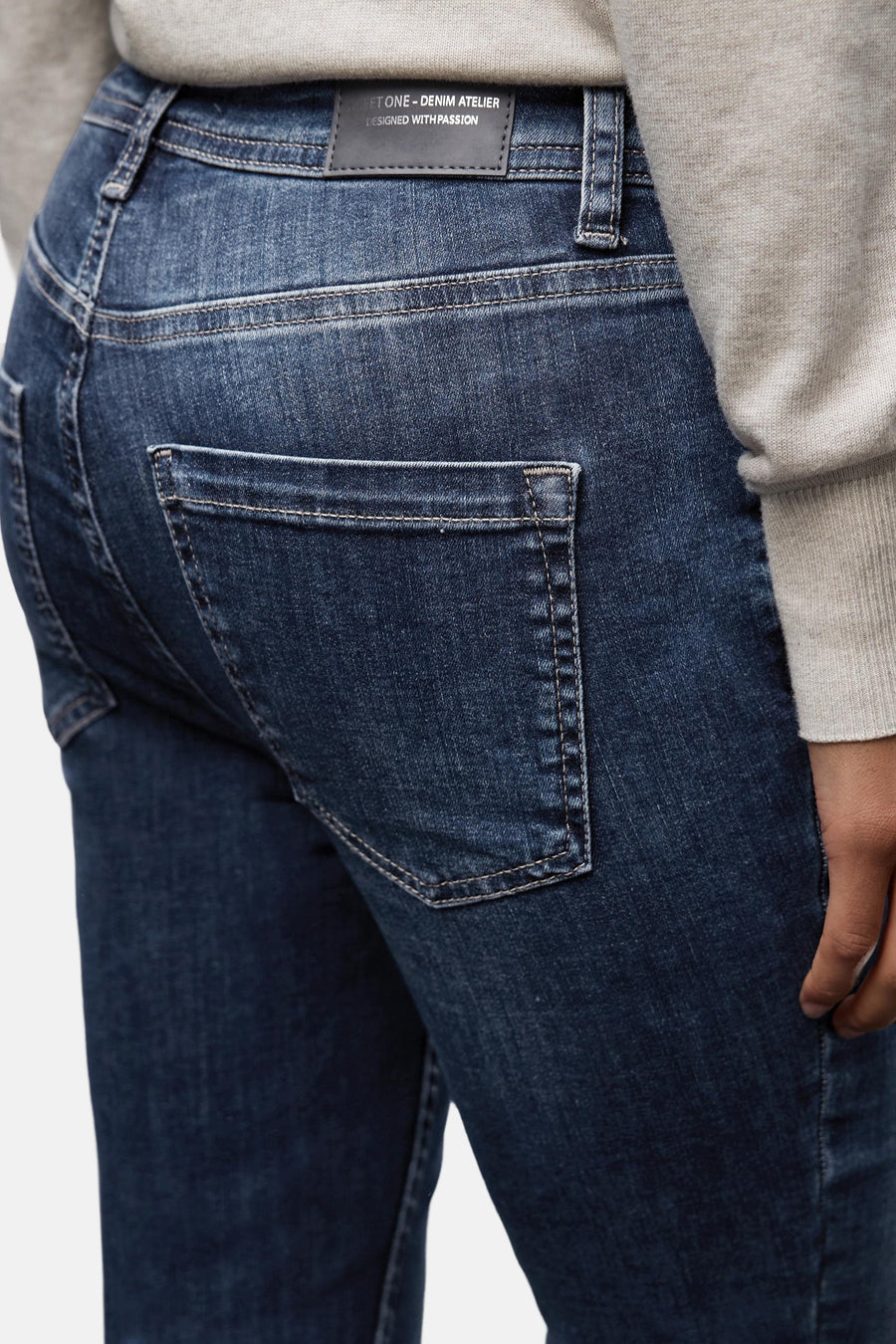 Slim jeans in donkerblauw denim van Street One, met een vierkante achterzak en stikseldetail.