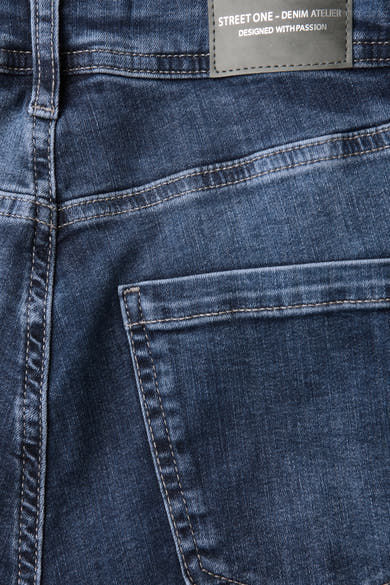 Slim jeans in donkerblauw denim van Street One, met achterzak en zichtbare stiksels.