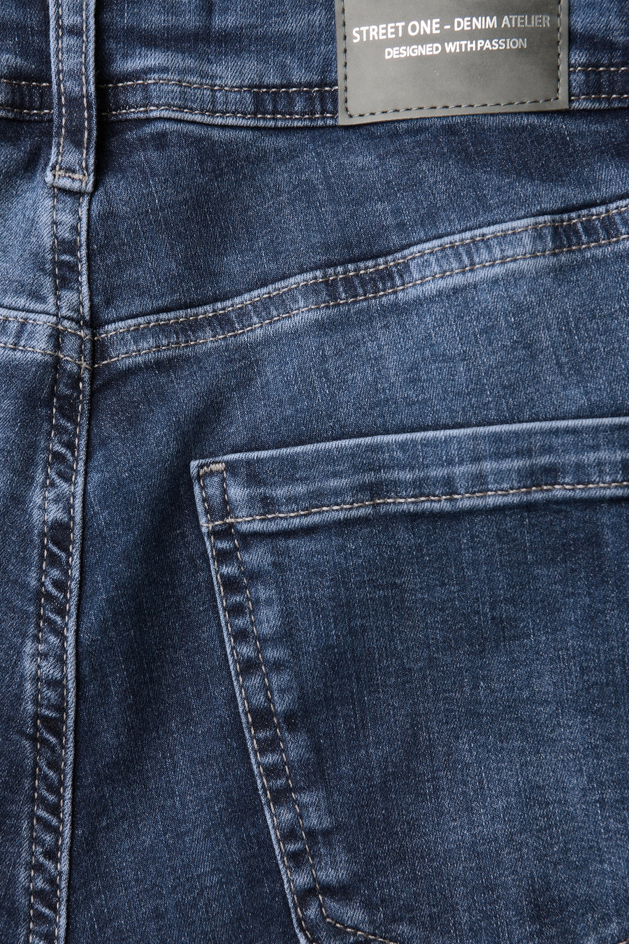 Slim jeans in donkerblauw denim van Street One, met achterzak en zichtbare stiksels.