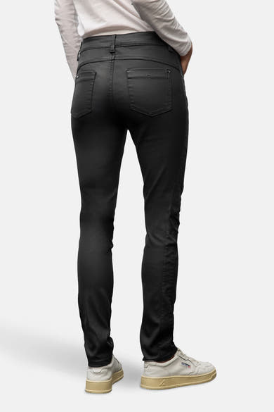 Zwarte broek van STREET ONE, skinny fit, met achterzakken en crèmekleurige sportschoenen.