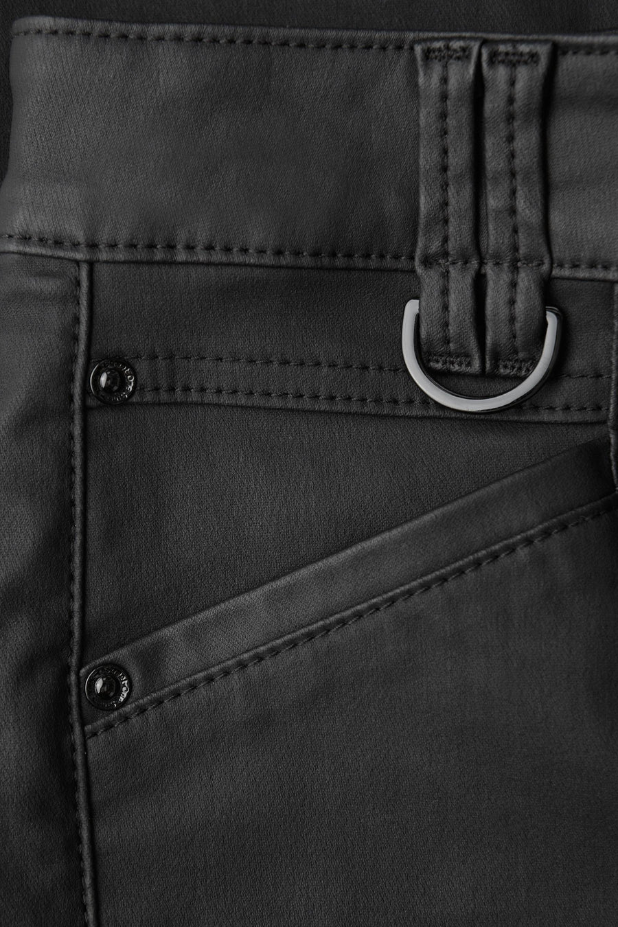 Zwarte broek van STREET ONE met schuine zak met knoop en riemlusdetail.