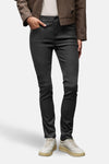 Zwarte broek van Street One, gedragen met een bruin colbert en witte sneakers.