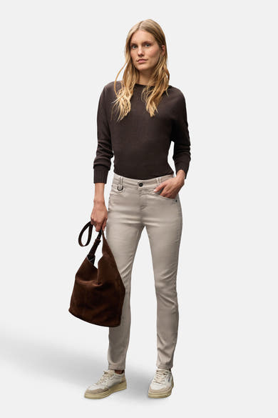 Beige broek van STREET ONE, gedragen met een bruine trui en witte sneakers, met een bruine suède handtas.