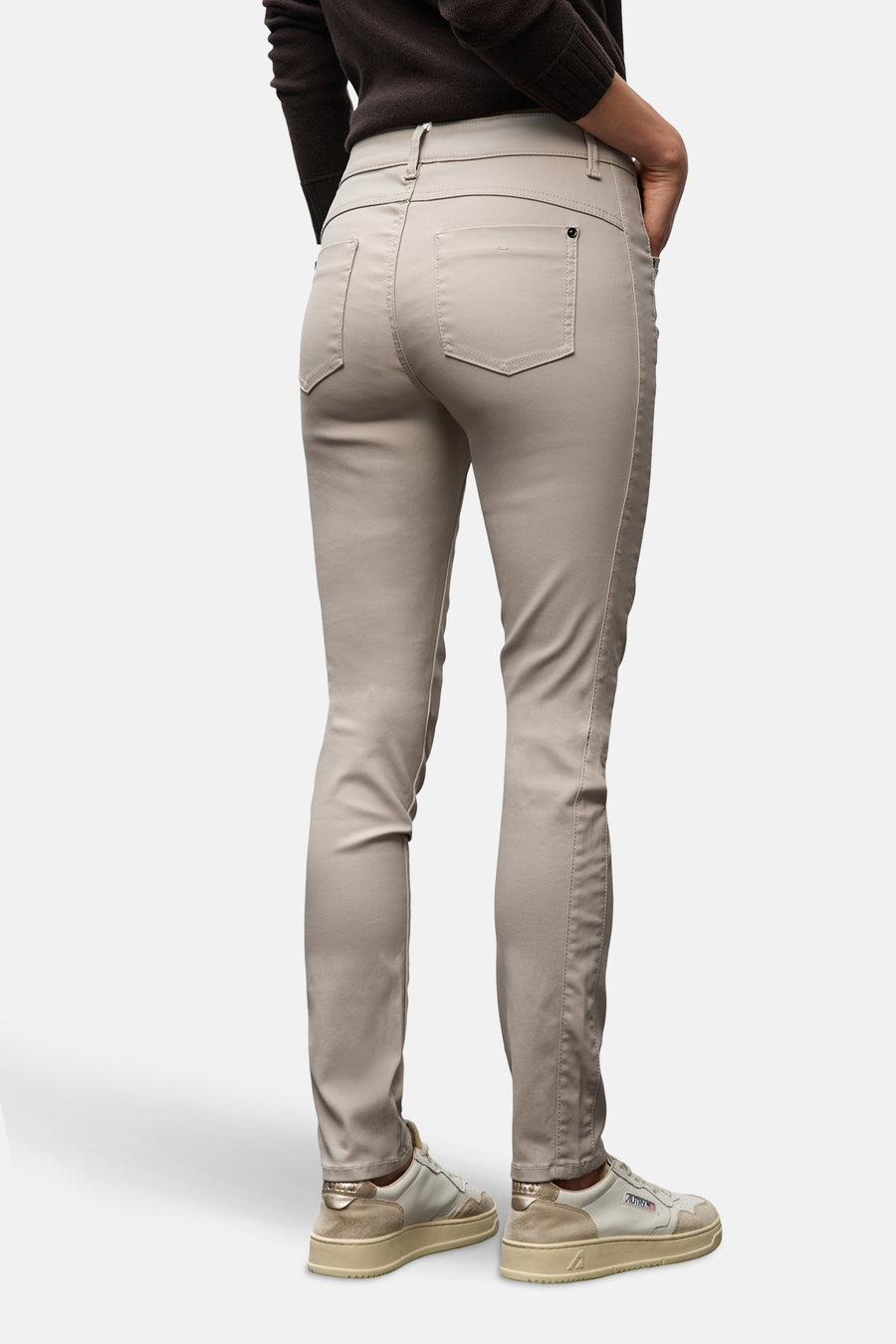 Beige broek van Street One, slim fit, met achterzakken en stikseldetails.
