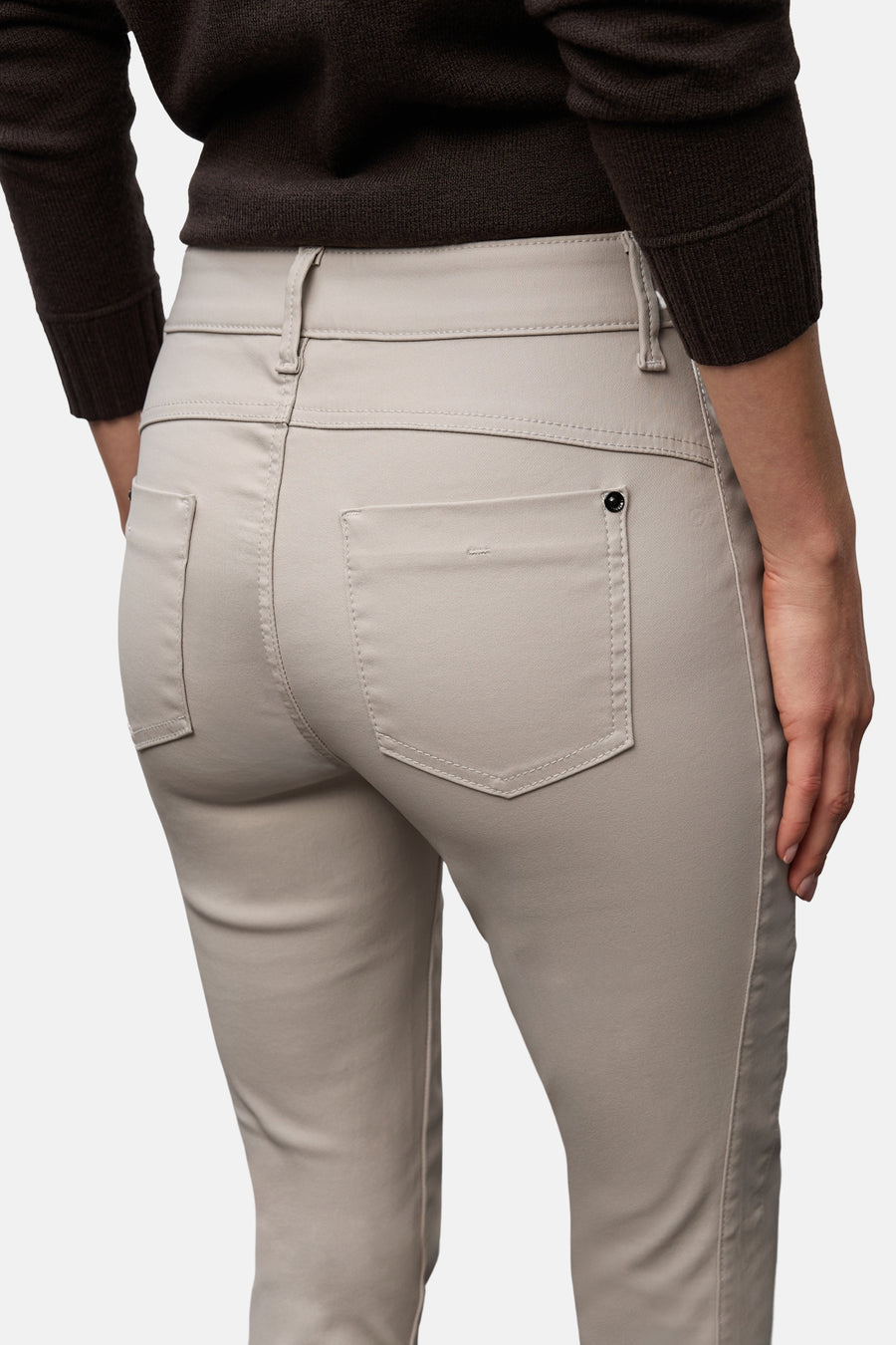 Beige broek van STREET ONE, achterzijde, met opgestikte zakken en decoratieve knoop.