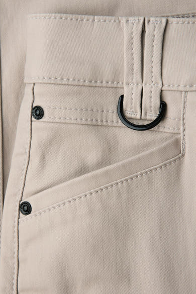 Beige broek van STREET ONE met knoopzakdetail en zwarte metalen riemlussen.