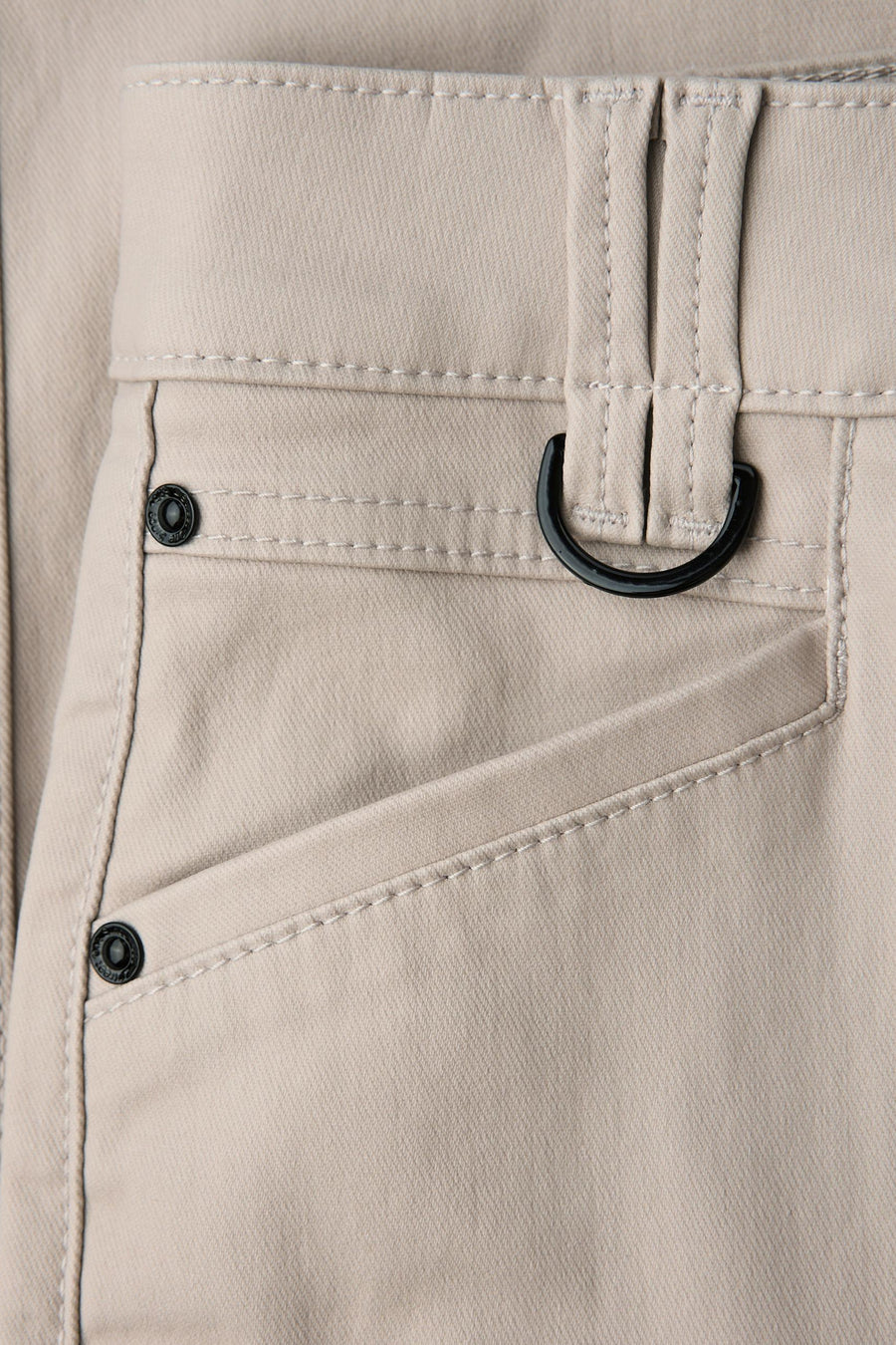 Beige broek van STREET ONE met knoopzakdetail en zwarte metalen riemlussen.