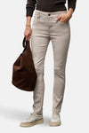 Beige broek van Street One, gedragen met een bruine trui en een suède tas.