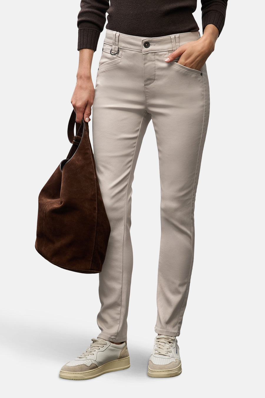 Beige broek van Street One, gedragen met een bruine trui en een suède tas.