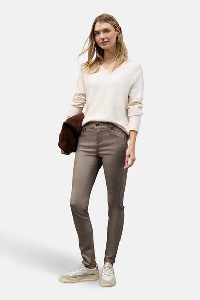 Lichtbruine broek, van Street One, gedragen met een witte trui en witte sneakers.
