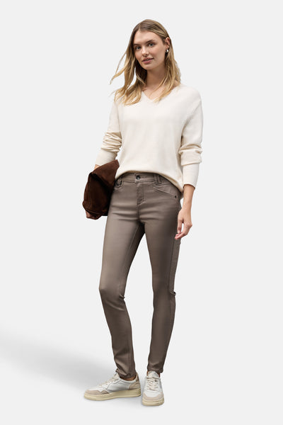 Lichtbruine broek, van Street One, gedragen met een witte trui en witte sneakers.