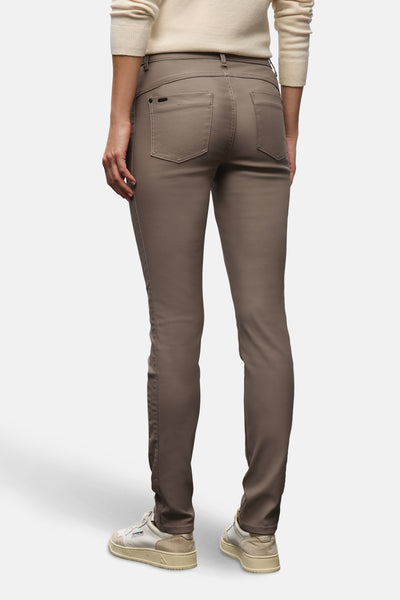 Bruine broek van Street One, slim fit, gedragen met een crèmekleurige trui en beige sneakers.