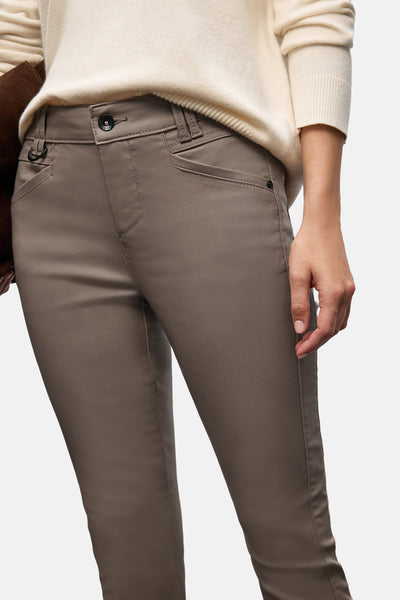 Pantalon brun STREET ONE, détail des poches, porté avec un pull en maille écrue.