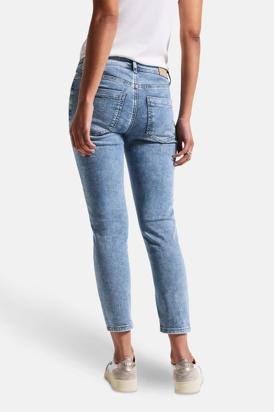 Slim jeans in lichtblauw denim van STREET ONE, achterkant, met sneakers.