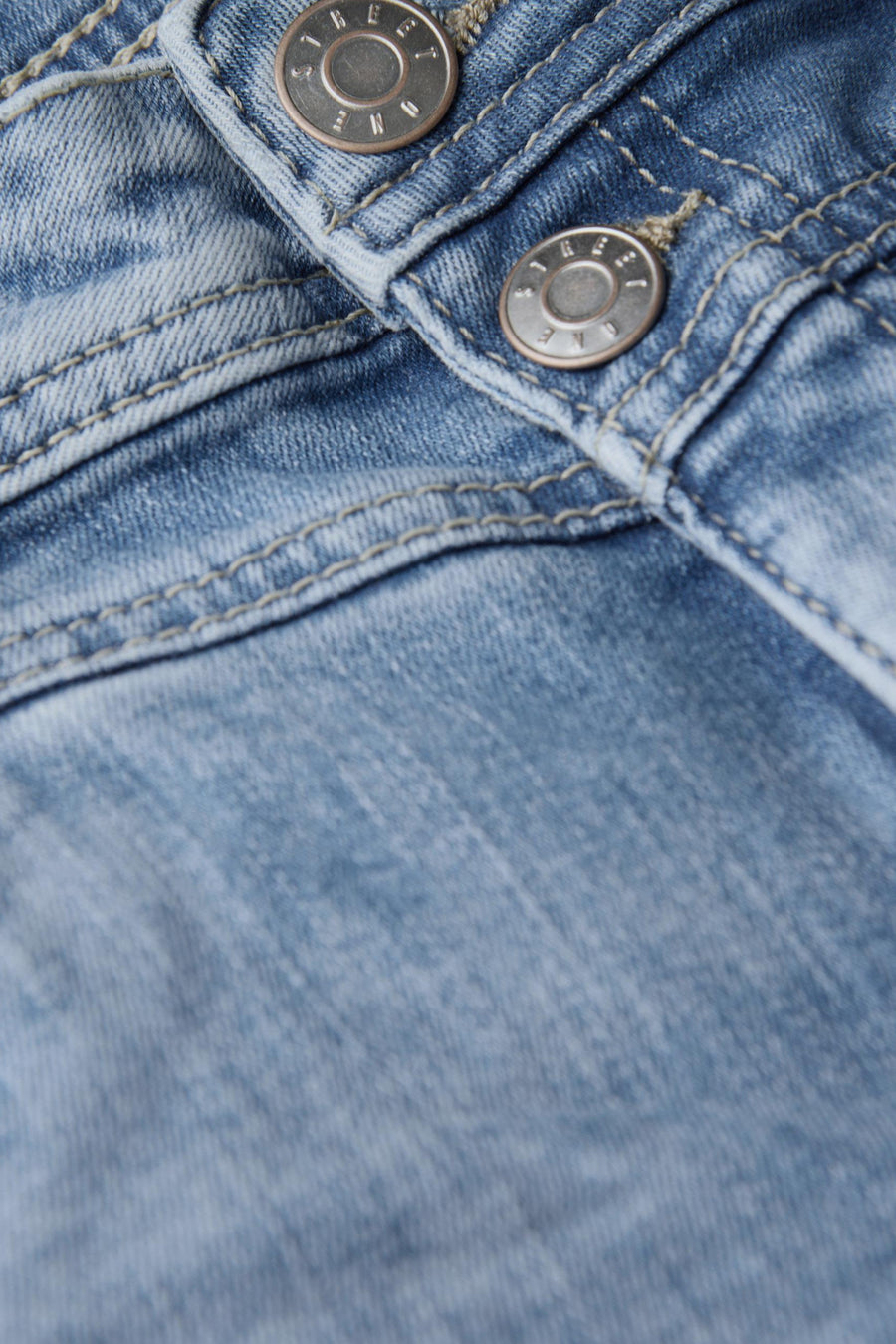 Slim jeans in lichtblauw denim van Street One met stikseldetails en twee metalen knopen.