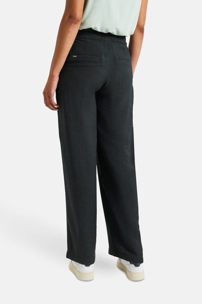Wijde zwarte broek van Street One, met trekkoord in de taille en witte schoenen.