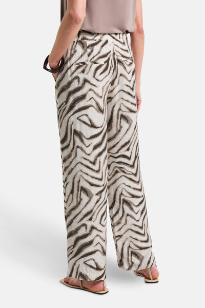Wijde broek met zebraprint van STREET ONE, gedragen met een bruine top en platte sandalen.